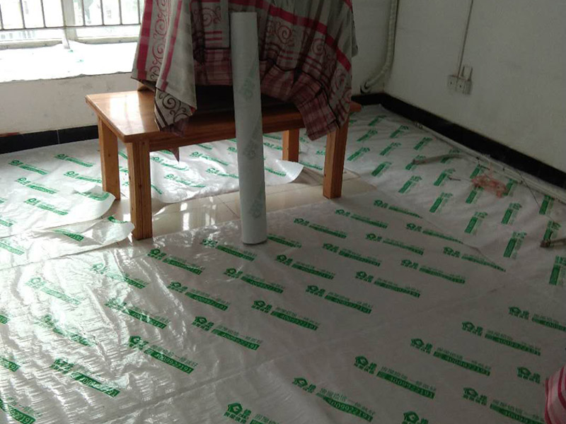 地面家具成品保護(hù)：1、墻地面瓷磚，在鋪貼未干固的情況下，不要急于勾縫，以免人為地造成瓷磚松動(dòng)、高低不平，影響施工效果。 　　2、地面瓷磚干固前，不要在上面走動(dòng)、堆放雜物，以免造成瓷磚松動(dòng)、高低不平。 　　3、地面瓷磚鋪貼完后，最好使用成品保護(hù)膜覆蓋磚面，既可以防止裝修時(shí)的沙子磨傷地面，同時(shí)也能有效地防止油漆涂料等有色液體滴落磚面，造成地面污染。 　　4、做好浴缸、面盆的保護(hù) 　　衛(wèi)生間浴缸、面盆的安裝一般都在早期進(jìn)行，在后期施工中，這些設(shè)施難免會(huì)被大量粉塵、小水泥渣等異物污染。