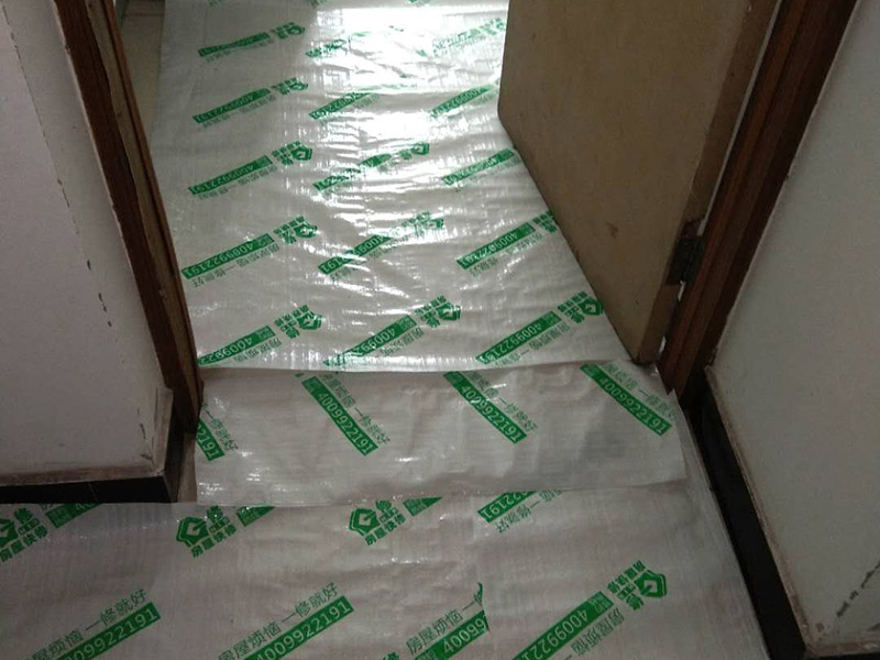 地面家具成品保護(hù)：1、墻地面瓷磚，在鋪貼未干固的情況下，不要急于勾縫，以免人為地造成瓷磚松動(dòng)、高低不平，影響施工效果。 　　2、地面瓷磚干固前，不要在上面走動(dòng)、堆放雜物，以免造成瓷磚松動(dòng)、高低不平。 　　3、地面瓷磚鋪貼完后，最好使用成品保護(hù)膜覆蓋磚面，既可以防止裝修時(shí)的沙子磨傷地面，同時(shí)也能有效地防止油漆涂料等有色液體滴落磚面，造成地面污染。 　　4、做好浴缸、面盆的保護(hù) 　　衛(wèi)生間浴缸、面盆的安裝一般都在早期進(jìn)行，在后期施工中，這些設(shè)施難免會(huì)被大量粉塵、小水泥渣等異物污染。