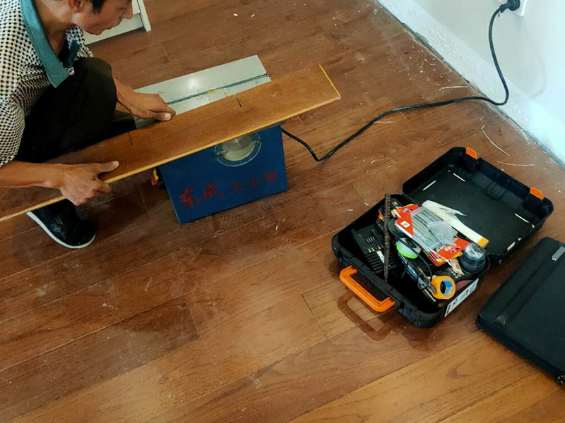 曲靖泥瓦工師傅哪里找先看久益一修官網(wǎng)裝修工人信息，在線直接聯(lián)系電話，曲靖泥瓦工在哪里找活先看久益一修曲靖招商加盟政策、免費招商加盟扶持，曲靖泥瓦工多少錢一天訂單量穩(wěn)定的接單平臺月收入過2萬元；曲靖泥瓦工師傅接單區(qū)域覆蓋:麒麟?yún)^(qū)、沾益區(qū)、馬龍區(qū)等。  曲靖泥瓦工在哪里找活，曲靖泥瓦工師傅找活方式有加入曲靖裝修維修公司當工人接單、加入曲靖裝修維修平臺副業(yè)接單、加盟裝修維修連鎖品牌自己當老板、加入曲靖本地的裝修維修微信群QQ群攬活、泥瓦工師傅還可以通過網(wǎng)絡招聘平臺來找活等，找活方式有很多種的，收益也是各不相同，看你自己適合哪一種了。  曲靖泥瓦工多少錢一天，曲靖市區(qū)好手藝泥瓦工師傅、點工400元一天、包工500元多一天。但是現(xiàn)在曲靖裝修泥瓦工普遍面臨的是人多人地少的問題，裝修泥瓦工要有穩(wěn)定的收益需要有源源不斷的訂單工地施工才行，現(xiàn)在是互聯(lián)網(wǎng)時代，小編在此推薦泥瓦工師傅可以選擇加入訂單穩(wěn)定的平臺接單或是自己加盟裝修品牌創(chuàng)業(yè)。