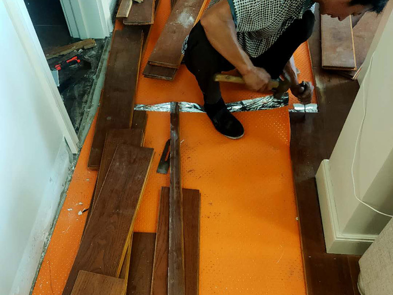 地板切割安裝：地板在拼裝時，在邊角部分要對地板進行切割。切割前要先測量地面的大小，在地板上做好標記，由于地板比較輕，需要用一只手固定，另一只手控制手提切割機。開啟電源，沿著標記好的痕跡進行切割，去掉多余的部分。 首要要對每一邊進行單獨測量，把大于所需要形狀的地板放置在鋪裝的位置上，比照切割大小，用角尺等工具將具體尺寸標記在地板塊上;然后我們再用尺子來測量所需鋪設地板的位置的寬度，在地板塊上進行標記;接著使用標尺畫切割線;最后我們使用切割機進行切割，再按照正常的鋪裝方法進行安裝。鋪裝完成以后的地板地面與墻體之間要保持一定的縫隙，一方面為給地板熱脹冷縮留下空余，另一方面為給安裝地腳線留下空余，地腳線會蓋住這個縫隙，因此不會影響美觀。