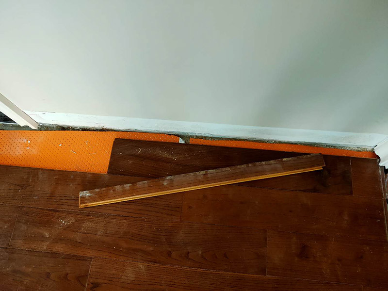 地板切割安裝：地板在拼裝時，在邊角部分要對地板進行切割。切割前要先測量地面的大小，在地板上做好標記，由于地板比較輕，需要用一只手固定，另一只手控制手提切割機。開啟電源，沿著標記好的痕跡進行切割，去掉多余的部分。 首要要對每一邊進行單獨測量，把大于所需要形狀的地板放置在鋪裝的位置上，比照切割大小，用角尺等工具將具體尺寸標記在地板塊上;然后我們再用尺子來測量所需鋪設地板的位置的寬度，在地板塊上進行標記;接著使用標尺畫切割線;最后我們使用切割機進行切割，再按照正常的鋪裝方法進行安裝。鋪裝完成以后的地板地面與墻體之間要保持一定的縫隙，一方面為給地板熱脹冷縮留下空余，另一方面為給安裝地腳線留下空余，地腳線會蓋住這個縫隙，因此不會影響美觀。