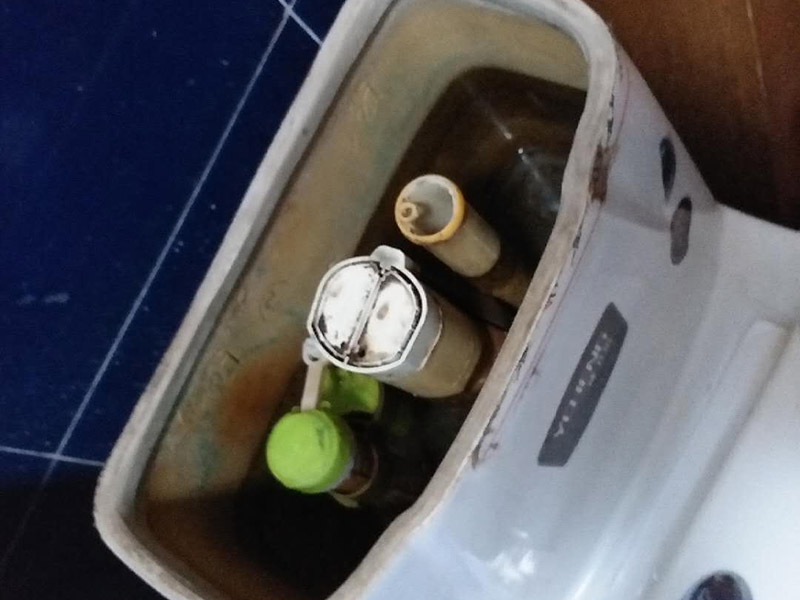 更換馬桶水閥：首先，我們要測(cè)量馬桶內(nèi)壁的高度、排水孔直徑、進(jìn)水孔直徑，以確定買(mǎi)到合適尺寸的馬桶沖水閥。更換馬桶沖水閥前，應(yīng)該先取下排水套件的上半部分，露出進(jìn)水出水按鈕和組件，便于我們安裝更換。我們要找到排水套件下半部分的螺絲，確保它能露出來(lái)，然后要用工具把螺絲擰松，將最下方一字形的鐵片拿到水箱外部，并和水閥底部放正，與排水孔同心。把鐵片弄成適合的角度，擰好螺絲。提上浮子，水止住了就證明修好了。原來(lái)在馬桶中，內(nèi)浮子提上來(lái)水也止不住的。