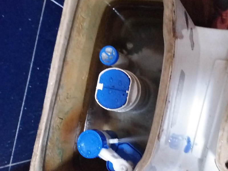 更換馬桶水閥：首先，我們要測(cè)量馬桶內(nèi)壁的高度、排水孔直徑、進(jìn)水孔直徑，以確定買(mǎi)到合適尺寸的馬桶沖水閥。更換馬桶沖水閥前，應(yīng)該先取下排水套件的上半部分，露出進(jìn)水出水按鈕和組件，便于我們安裝更換。我們要找到排水套件下半部分的螺絲，確保它能露出來(lái)，然后要用工具把螺絲擰松，將最下方一字形的鐵片拿到水箱外部，并和水閥底部放正，與排水孔同心。把鐵片弄成適合的角度，擰好螺絲。提上浮子，水止住了就證明修好了。原來(lái)在馬桶中，內(nèi)浮子提上來(lái)水也止不住的。