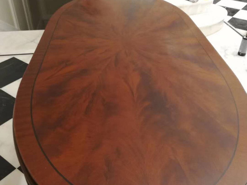 家具翻新打蠟：首先要去除家具表面的灰塵，在打掃灰塵時，一定要用兩塊潔凈的棉布，一是潤濕的，二是干的。先用潤濕的棉布將其表面干凈，再用干的棉布將那些水漬擦干?；覊m一定要弄干凈，不然在上蠟時，有灰塵會加大棉布與木質(zhì)家具之間的摩擦，將其表面損壞。 木制家具若是以前上過蠟的，先將原蠟去除。在去除時一定要小心，應(yīng)該用用溫性的清潔劑或者淡淡的非堿性肥皂水，將表面擦拭干凈，尤其要注意家具的一些縫隙要講它們的灰塵處理干凈，還有一些表面有一點損壞的，一定要小心再小心的處理，不然再次上蠟后會影響他的光澤度。 在處理木制家具的原蠟后，就該將家具表面重新上蠟了，先將準(zhǔn)備好的蠟涂在潔凈的棉布上，注意蠟的用量，以免用量過多，導(dǎo)致蠟在木制家具的表面涂抹不勻。然后將涂有蠟的棉布順著木材的紋理方向給家具上蠟，上蠟時，要掌握由淺入深、由點及面的原則，循序漸進，均勻上蠟。等到把蠟全部上好就可以了。