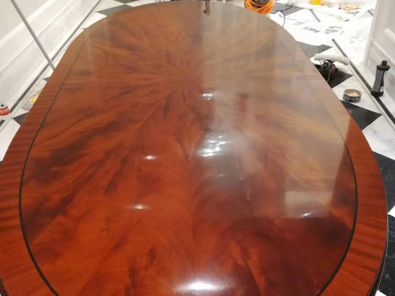 家具翻新打蠟：首先要去除家具表面的灰塵，在打掃灰塵時，一定要用兩塊潔凈的棉布，一是潤濕的，二是干的。先用潤濕的棉布將其表面干凈，再用干的棉布將那些水漬擦干。灰塵一定要弄干凈，不然在上蠟時，有灰塵會加大棉布與木質(zhì)家具之間的摩擦，將其表面損壞。 木制家具若是以前上過蠟的，先將原蠟去除。在去除時一定要小心，應(yīng)該用用溫性的清潔劑或者淡淡的非堿性肥皂水，將表面擦拭干凈，尤其要注意家具的一些縫隙要講它們的灰塵處理干凈，還有一些表面有一點損壞的，一定要小心再小心的處理，不然再次上蠟后會影響他的光澤度。 在處理木制家具的原蠟后，就該將家具表面重新上蠟了，先將準(zhǔn)備好的蠟涂在潔凈的棉布上，注意蠟的用量，以免用量過多，導(dǎo)致蠟在木制家具的表面涂抹不勻。然后將涂有蠟的棉布順著木材的紋理方向給家具上蠟，上蠟時，要掌握由淺入深、由點及面的原則，循序漸進，均勻上蠟。等到把蠟全部上好就可以了。