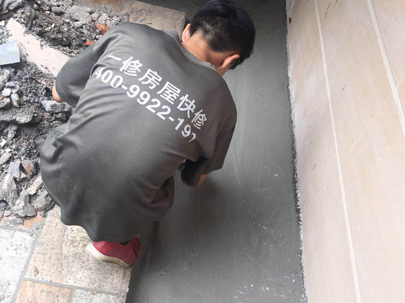 露臺防水維修：1、在露臺防水施工過程中應(yīng)當(dāng)使用相應(yīng)的涂膜防水材料，而且所使用的防水材料應(yīng)當(dāng)符合于國家的相關(guān)規(guī)定，并且具有商品相應(yīng)的合格證書;在進(jìn)行露臺防水材料的施工過程中，其表面應(yīng)當(dāng)保持平坦，不可以有空鼓及開裂等現(xiàn)象，其底層的含水率同時也需要達(dá)到標(biāo)準(zhǔn)。  2、對于防水層的設(shè)計應(yīng)當(dāng)從地面一直延伸到墻面，在露臺防水材料的施工過程中應(yīng)當(dāng)與順流水方向搭接，可以采用兩層以上的玻纖布來進(jìn)行上下的搭接；再者就是保護(hù)層的水泥砂漿的厚度與強(qiáng)度也必須符合規(guī)定，在施工過程中嚴(yán)禁損壞防水層，而且要做好排水的疏通工作，不可以有積水倒坡的情況。