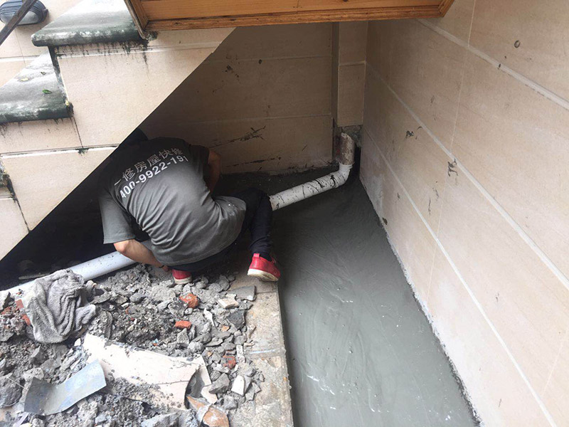 露臺防水維修：1、在露臺防水施工過程中應(yīng)當(dāng)使用相應(yīng)的涂膜防水材料，而且所使用的防水材料應(yīng)當(dāng)符合于國家的相關(guān)規(guī)定，并且具有商品相應(yīng)的合格證書;在進(jìn)行露臺防水材料的施工過程中，其表面應(yīng)當(dāng)保持平坦，不可以有空鼓及開裂等現(xiàn)象，其底層的含水率同時也需要達(dá)到標(biāo)準(zhǔn)。  2、對于防水層的設(shè)計應(yīng)當(dāng)從地面一直延伸到墻面，在露臺防水材料的施工過程中應(yīng)當(dāng)與順流水方向搭接，可以采用兩層以上的玻纖布來進(jìn)行上下的搭接；再者就是保護(hù)層的水泥砂漿的厚度與強(qiáng)度也必須符合規(guī)定，在施工過程中嚴(yán)禁損壞防水層，而且要做好排水的疏通工作，不可以有積水倒坡的情況。