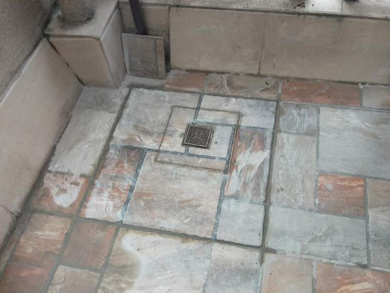 露臺瓷磚鋪貼:地面磚鋪貼前應浸水潤濕。鋪貼前應進行對色、拼花、應根據(jù)設(shè)計要求確定結(jié)合層砂漿厚度,拉十字線控制其厚度和石材、地磚平整度。結(jié)合層砂漿宜采用體積干硬性水泥砂漿,厚度宜高出實鋪厚度2&mdash;3毫米。鋪貼前應在水泥砂漿上刷一道素水泥漿。石材、地面磚鋪貼時保持水平就位,用橡皮錘輕擊使其與砂漿粘結(jié)緊密,同時調(diào)整其表面平整度及縫寬。鋪貼后應及時清理表面,24小時后勾縫。