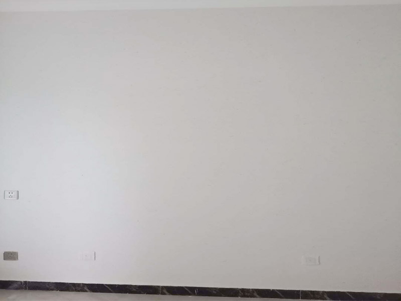 墻面硅藻泥維修： 1. 一般墻面基底材料為水泥、木工板、石膏板等，如其基底材料為同一種物質(zhì)，可按做墻面乳膠漆所需要的要求進行上膩子，打磨平整就可以 　 　2.如基底材料為同一物質(zhì)，但有接縫的，可以用網(wǎng)格布先貼上接縫再處理（考慮到熱脹冷縮，所以細縫不必要填充滿），再進行上膩子，打磨平整。 　 　3.如基底材料為不同材料（如水泥墻和木工板墻拼接，水泥墻和石膏板墻拼接，木工板墻和石膏板墻拼接等），接縫處理就要用的確良布或無紡布，加白膠進行處理。