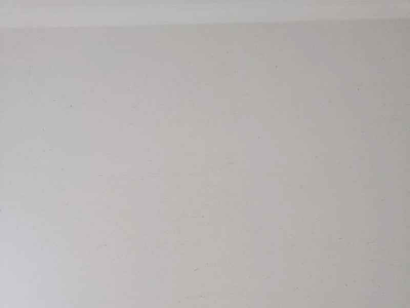 墻面硅藻泥維修： 1. 一般墻面基底材料為水泥、木工板、石膏板等，如其基底材料為同一種物質(zhì)，可按做墻面乳膠漆所需要的要求進行上膩子，打磨平整就可以 　 　2.如基底材料為同一物質(zhì)，但有接縫的，可以用網(wǎng)格布先貼上接縫再處理（考慮到熱脹冷縮，所以細縫不必要填充滿），再進行上膩子，打磨平整。 　 　3.如基底材料為不同材料（如水泥墻和木工板墻拼接，水泥墻和石膏板墻拼接，木工板墻和石膏板墻拼接等），接縫處理就要用的確良布或無紡布，加白膠進行處理。