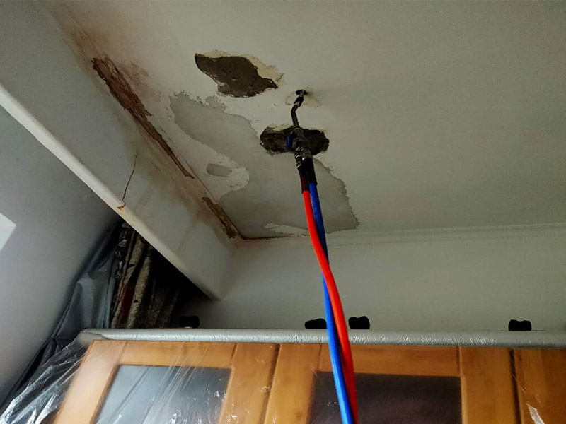 頂面墻面反水固化：1、表面處理：剛施工好的地面不要立馬涂地坪漆，地面灰塵、污漬要清理干凈；2、噴涂環(huán)氧封閉底涂料：如果地坪標間有間隙，較為粗糙，要對地坪表面處理干凈再進行涂抹；3、地坪漆配置：在地坪漆加入稀釋劑，使它滲透到地面內(nèi)層、增加防透性。