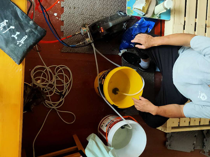 頂面墻面反水固化：1、表面處理：剛施工好的地面不要立馬涂地坪漆，地面灰塵、污漬要清理干凈；2、噴涂環(huán)氧封閉底涂料：如果地坪標間有間隙，較為粗糙，要對地坪表面處理干凈再進行涂抹；3、地坪漆配置：在地坪漆加入稀釋劑，使它滲透到地面內(nèi)層、增加防透性。