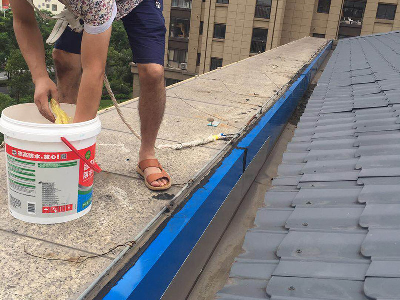 屋頂天溝漏水維修：由于外界環(huán)境因素的影響，特別是溫差變化，天溝、檐溝會發(fā)生范圍內(nèi)結(jié)構(gòu)變形，如果與屋面結(jié)構(gòu)層的變形不同步，就容易產(chǎn)生裂縫，加上防水構(gòu)造設(shè)計不合理或施工管理不善，就會造成堵塞現(xiàn)象，形成溝內(nèi)積水，而天溝中的積水排不出去就會反向溢水流向室內(nèi)，滲漏問題由此而來。 天溝、檐溝是雨水的必經(jīng)之處，必須要做好附加增強層的處理。一般選用瀝青基防水卷材、高聚物改性瀝青防水卷材或合成高分子防水卷材。采用瀝青基防水卷材時，要多鋪一層防水卷材；采用高聚物改性瀝青防水卷材或合成高分子防水卷材時，要設(shè)置防水涂膜附加層。 沿水落口杯周圍預(yù)留0.2cm x0.2cm的凹槽，要用防水密封材料填嵌密實，經(jīng)閉水不漏為合格。溝底排水坡度要達到1%的規(guī)定；天溝和檐溝底中的轉(zhuǎn)角處都要抹成圓弧，圓弧半徑為1cm。