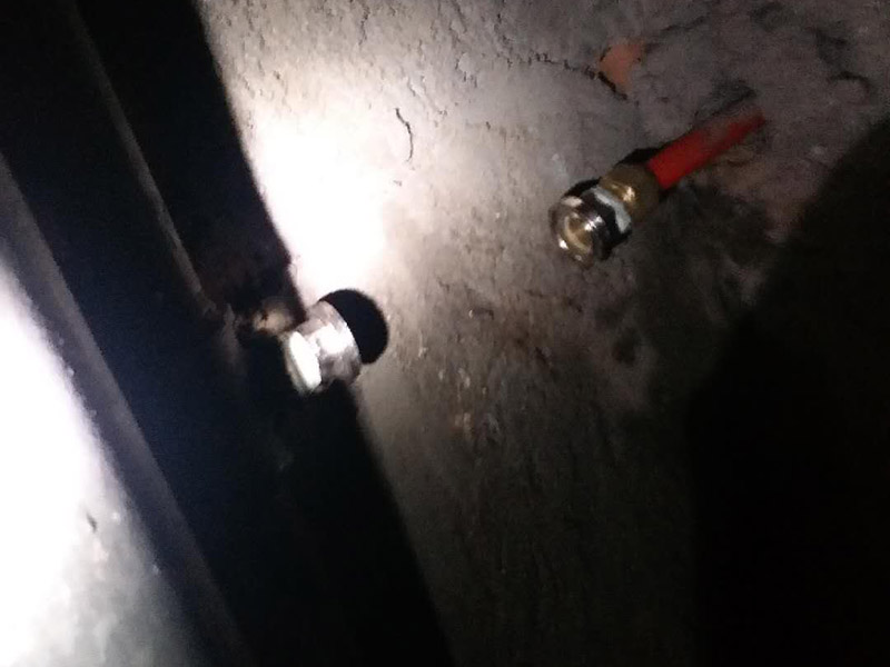 水管漏水維修更換：首先發(fā)現(xiàn)家里出現(xiàn)墻體里水管漏水的情況，第一時(shí)間是找到家里進(jìn)水的閥門，將閥門關(guān)閉斷開供水源頭，以防繼續(xù)漏水。然后水管漏水怎么辦？下一步自然是要檢查暗水管漏水的漏水點(diǎn)在哪里。 暗水管漏水要找到漏水點(diǎn)并不是一件容易的事。由于是墻體里水管漏水，有時(shí)候墻面基層或者貼有瓷磚的墻面防水性較好，暗水管漏水可能會(huì)隨著管壁洇到其他地方，所以有時(shí)候我們看到的墻面被浸濕的地方，并不一定百分之百就是暗水管漏水的地方。安裝前要對(duì)水管及其各種配件進(jìn)行檢查，看是否有破損、滲漏等問題，水管及配件的連接必須正確牢固，接好后進(jìn)行測試沒問題后再進(jìn)行安裝。 管道安裝應(yīng)到橫平豎直，鋪設(shè)牢固，PVC下水管必須膠粘嚴(yán)密，坡度符合35/1000要求;