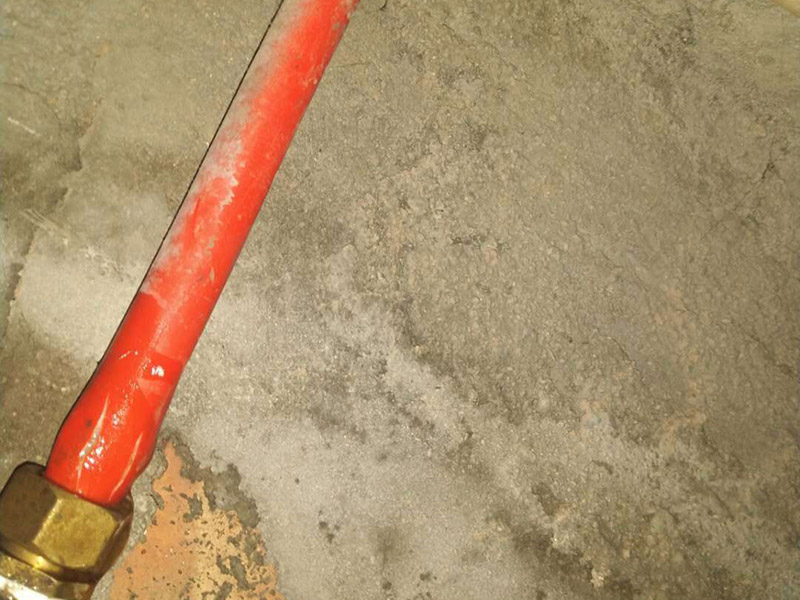 水管漏水維修更換：首先發(fā)現(xiàn)家里出現(xiàn)墻體里水管漏水的情況，第一時(shí)間是找到家里進(jìn)水的閥門，將閥門關(guān)閉斷開供水源頭，以防繼續(xù)漏水。然后水管漏水怎么辦？下一步自然是要檢查暗水管漏水的漏水點(diǎn)在哪里。 暗水管漏水要找到漏水點(diǎn)并不是一件容易的事。由于是墻體里水管漏水，有時(shí)候墻面基層或者貼有瓷磚的墻面防水性較好，暗水管漏水可能會(huì)隨著管壁洇到其他地方，所以有時(shí)候我們看到的墻面被浸濕的地方，并不一定百分之百就是暗水管漏水的地方。安裝前要對(duì)水管及其各種配件進(jìn)行檢查，看是否有破損、滲漏等問題，水管及配件的連接必須正確牢固，接好后進(jìn)行測試沒問題后再進(jìn)行安裝。 管道安裝應(yīng)到橫平豎直，鋪設(shè)牢固，PVC下水管必須膠粘嚴(yán)密，坡度符合35/1000要求;