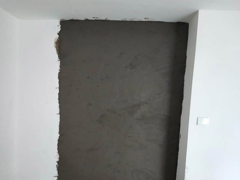 衛(wèi)生間墻體改造：首先進行地面清掃，不打掃干凈會翹邊、空鼓的;放水平線然后分塊;地面要濕潤進行灑水;采用兩種砂漿，打砂漿的基層，一般要進行干鋪;地磚是不是出現(xiàn)了空鼓是很重要的;還要在磚底涂抹上漿;鋪貼的時候要用橡皮錘敲擊，做拉縫、表面清理，對瓷磚進行勾縫處理即可。最重要的是保護好成品，以防造成污染和損傷。