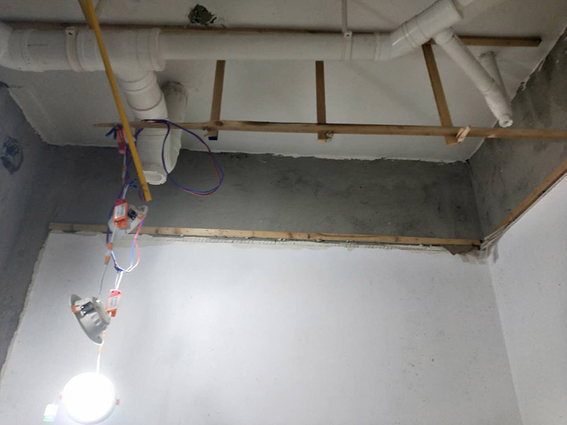 衛(wèi)生間墻體改造：首先進行地面清掃，不打掃干凈會翹邊、空鼓的;放水平線然后分塊;地面要濕潤進行灑水;采用兩種砂漿，打砂漿的基層，一般要進行干鋪;地磚是不是出現(xiàn)了空鼓是很重要的;還要在磚底涂抹上漿;鋪貼的時候要用橡皮錘敲擊，做拉縫、表面清理，對瓷磚進行勾縫處理即可。最重要的是保護好成品，以防造成污染和損傷。