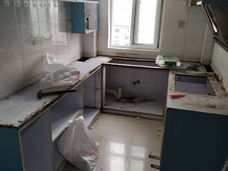 廚房裝修翻新:不同面積所用時(shí)間自然是不同的，在這段時(shí)間里，顧客還要選好裝修所用主要材料，尤其是瓷磚和櫥柜，因?yàn)闄还褚话愣际嵌ㄖ频?，需?0-35天才能完成。專業(yè)櫥柜設(shè)計(jì)師還要根據(jù)實(shí)際情況對廚房進(jìn)行設(shè)計(jì)，如確定水電路的位置，以便開工后及時(shí)進(jìn)行水電改造。水電改造即開槽、布線布管、驗(yàn)收等，根據(jù)工程復(fù)雜情況的不同，一般需要5~10天的時(shí)間，有時(shí)甚至更長。泥瓦工程包括廚房等防水、瓷磚鋪貼等項(xiàng)目。根據(jù)瓷磚鋪貼的面積大小，所需的時(shí)間也不大相同。 舊廚房它們使用都是那種單路供水，因此在對廚房進(jìn)行履的時(shí)候就要多增加一個(gè)熱水管道。如果你家中的衛(wèi)生間空間不大的話，那么可以在把洗衣機(jī)擺放在廚房，這個(gè)時(shí)候就要安裝一個(gè)水管，同時(shí)還要地面增加一個(gè)地面排水管。這邊提醒大家一下，它也是會(huì)受結(jié)構(gòu)限制的，比如說像水路方面只能改上水，不能改下水。在施工之前，首先要做到就是規(guī)劃好管道它的長度，同時(shí)還要考慮到它貼到墻面磚后的后尺寸,特別是出墻后那個(gè)直接水龍頭的管道更加要注意。除此以外，管道的走向一定要注意避開入墻的電線管,這樣才能避免日后水管破裂帶來一些漏水影響。