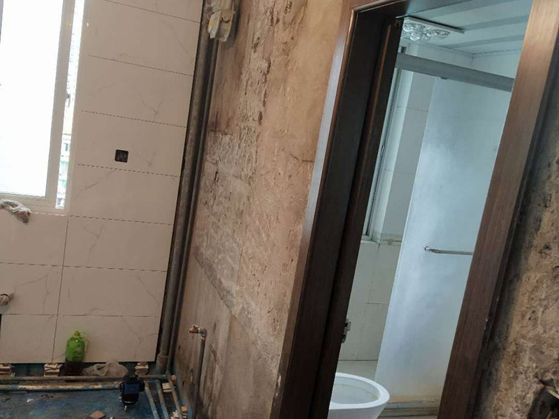 廚房裝修翻新:不同面積所用時(shí)間自然是不同的，在這段時(shí)間里，顧客還要選好裝修所用主要材料，尤其是瓷磚和櫥柜，因?yàn)闄还褚话愣际嵌ㄖ频?，需?0-35天才能完成。專業(yè)櫥柜設(shè)計(jì)師還要根據(jù)實(shí)際情況對廚房進(jìn)行設(shè)計(jì)，如確定水電路的位置，以便開工后及時(shí)進(jìn)行水電改造。水電改造即開槽、布線布管、驗(yàn)收等，根據(jù)工程復(fù)雜情況的不同，一般需要5~10天的時(shí)間，有時(shí)甚至更長。泥瓦工程包括廚房等防水、瓷磚鋪貼等項(xiàng)目。根據(jù)瓷磚鋪貼的面積大小，所需的時(shí)間也不大相同。 舊廚房它們使用都是那種單路供水，因此在對廚房進(jìn)行履的時(shí)候就要多增加一個(gè)熱水管道。如果你家中的衛(wèi)生間空間不大的話，那么可以在把洗衣機(jī)擺放在廚房，這個(gè)時(shí)候就要安裝一個(gè)水管，同時(shí)還要地面增加一個(gè)地面排水管。這邊提醒大家一下，它也是會(huì)受結(jié)構(gòu)限制的，比如說像水路方面只能改上水，不能改下水。在施工之前，首先要做到就是規(guī)劃好管道它的長度，同時(shí)還要考慮到它貼到墻面磚后的后尺寸,特別是出墻后那個(gè)直接水龍頭的管道更加要注意。除此以外，管道的走向一定要注意避開入墻的電線管,這樣才能避免日后水管破裂帶來一些漏水影響。