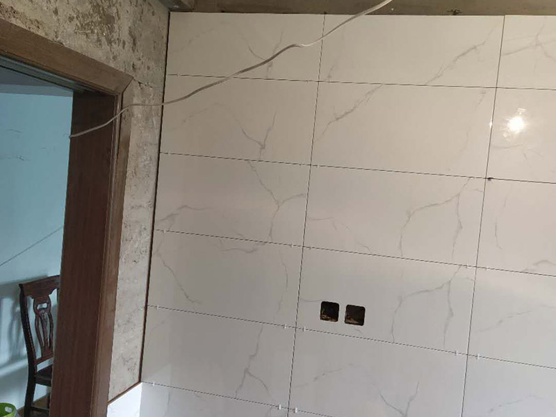 廚房裝修翻新:不同面積所用時(shí)間自然是不同的，在這段時(shí)間里，顧客還要選好裝修所用主要材料，尤其是瓷磚和櫥柜，因?yàn)闄还褚话愣际嵌ㄖ频?，需?0-35天才能完成。專業(yè)櫥柜設(shè)計(jì)師還要根據(jù)實(shí)際情況對廚房進(jìn)行設(shè)計(jì)，如確定水電路的位置，以便開工后及時(shí)進(jìn)行水電改造。水電改造即開槽、布線布管、驗(yàn)收等，根據(jù)工程復(fù)雜情況的不同，一般需要5~10天的時(shí)間，有時(shí)甚至更長。泥瓦工程包括廚房等防水、瓷磚鋪貼等項(xiàng)目。根據(jù)瓷磚鋪貼的面積大小，所需的時(shí)間也不大相同。 舊廚房它們使用都是那種單路供水，因此在對廚房進(jìn)行履的時(shí)候就要多增加一個(gè)熱水管道。如果你家中的衛(wèi)生間空間不大的話，那么可以在把洗衣機(jī)擺放在廚房，這個(gè)時(shí)候就要安裝一個(gè)水管，同時(shí)還要地面增加一個(gè)地面排水管。這邊提醒大家一下，它也是會(huì)受結(jié)構(gòu)限制的，比如說像水路方面只能改上水，不能改下水。在施工之前，首先要做到就是規(guī)劃好管道它的長度，同時(shí)還要考慮到它貼到墻面磚后的后尺寸,特別是出墻后那個(gè)直接水龍頭的管道更加要注意。除此以外，管道的走向一定要注意避開入墻的電線管,這樣才能避免日后水管破裂帶來一些漏水影響。