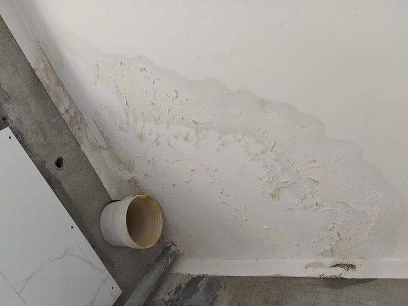 廚房裝修翻新:不同面積所用時(shí)間自然是不同的，在這段時(shí)間里，顧客還要選好裝修所用主要材料，尤其是瓷磚和櫥柜，因?yàn)闄还褚话愣际嵌ㄖ频模枰?0-35天才能完成。專業(yè)櫥柜設(shè)計(jì)師還要根據(jù)實(shí)際情況對廚房進(jìn)行設(shè)計(jì)，如確定水電路的位置，以便開工后及時(shí)進(jìn)行水電改造。水電改造即開槽、布線布管、驗(yàn)收等，根據(jù)工程復(fù)雜情況的不同，一般需要5~10天的時(shí)間，有時(shí)甚至更長。泥瓦工程包括廚房等防水、瓷磚鋪貼等項(xiàng)目。根據(jù)瓷磚鋪貼的面積大小，所需的時(shí)間也不大相同。 舊廚房它們使用都是那種單路供水，因此在對廚房進(jìn)行履的時(shí)候就要多增加一個(gè)熱水管道。如果你家中的衛(wèi)生間空間不大的話，那么可以在把洗衣機(jī)擺放在廚房，這個(gè)時(shí)候就要安裝一個(gè)水管，同時(shí)還要地面增加一個(gè)地面排水管。這邊提醒大家一下，它也是會(huì)受結(jié)構(gòu)限制的，比如說像水路方面只能改上水，不能改下水。在施工之前，首先要做到就是規(guī)劃好管道它的長度，同時(shí)還要考慮到它貼到墻面磚后的后尺寸,特別是出墻后那個(gè)直接水龍頭的管道更加要注意。除此以外，管道的走向一定要注意避開入墻的電線管,這樣才能避免日后水管破裂帶來一些漏水影響。