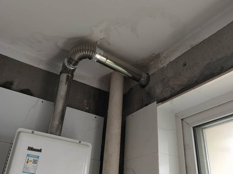 廚房裝修翻新:不同面積所用時(shí)間自然是不同的，在這段時(shí)間里，顧客還要選好裝修所用主要材料，尤其是瓷磚和櫥柜，因?yàn)闄还褚话愣际嵌ㄖ频模枰?0-35天才能完成。專業(yè)櫥柜設(shè)計(jì)師還要根據(jù)實(shí)際情況對廚房進(jìn)行設(shè)計(jì)，如確定水電路的位置，以便開工后及時(shí)進(jìn)行水電改造。水電改造即開槽、布線布管、驗(yàn)收等，根據(jù)工程復(fù)雜情況的不同，一般需要5~10天的時(shí)間，有時(shí)甚至更長。泥瓦工程包括廚房等防水、瓷磚鋪貼等項(xiàng)目。根據(jù)瓷磚鋪貼的面積大小，所需的時(shí)間也不大相同。 舊廚房它們使用都是那種單路供水，因此在對廚房進(jìn)行履的時(shí)候就要多增加一個(gè)熱水管道。如果你家中的衛(wèi)生間空間不大的話，那么可以在把洗衣機(jī)擺放在廚房，這個(gè)時(shí)候就要安裝一個(gè)水管，同時(shí)還要地面增加一個(gè)地面排水管。這邊提醒大家一下，它也是會(huì)受結(jié)構(gòu)限制的，比如說像水路方面只能改上水，不能改下水。在施工之前，首先要做到就是規(guī)劃好管道它的長度，同時(shí)還要考慮到它貼到墻面磚后的后尺寸,特別是出墻后那個(gè)直接水龍頭的管道更加要注意。除此以外，管道的走向一定要注意避開入墻的電線管,這樣才能避免日后水管破裂帶來一些漏水影響。