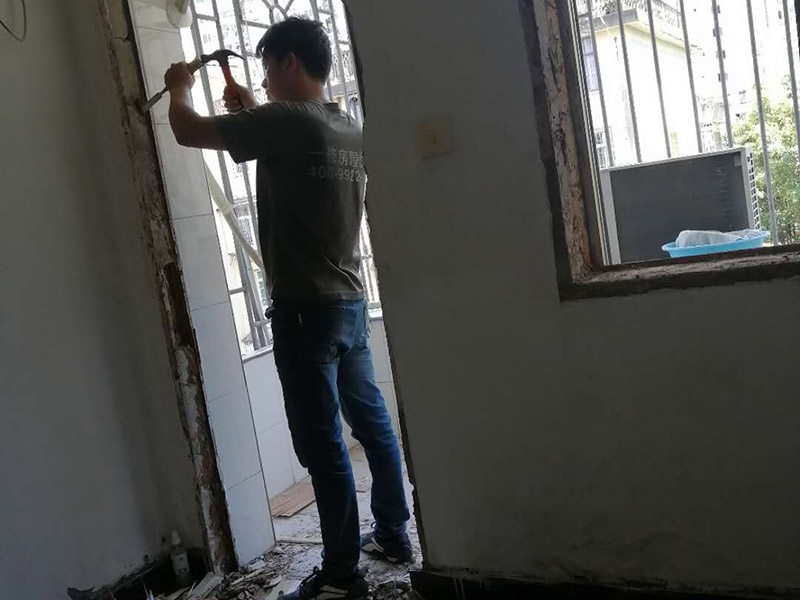 家具門框拆除：尋找門套上螺釘?shù)墓潭ú粍?dòng)部位;次之應(yīng)用螺絲起子，將每一個(gè)螺釘都逐一的扭開;再度把門門框跟門線拆除;最終就可以把門套卸下來了，為防止毀壞墻面，可以用鋸子把門套板鋸成一小塊，再用錘頭漸漸地取出來就可以。如果是全套的，那拆起來非常容易還可以再用(用發(fā)泡膠添充的)，如果是內(nèi)搭的后再用膠沾的，那門套就沒有什么用了。無論怎么拆，門套線的用途并不大。 第一，先取下門的螺絲釘；先找到螺絲釘?shù)墓潭ㄎ恢萌缓笥寐萁z刀將螺絲釘逐一取下。 第二，拆除門上的折鐵；拆除門上的折鐵使門扇與門框脫離能夠進(jìn)行自由移動(dòng)。 第三，不使用猛錘亂砸的拆除方法；在進(jìn)行拆除門框的時(shí)候使用專業(yè)的工具耐心進(jìn)行拆除不使用猛錘亂砸的方法。 第四，移除周邊雜物；在拆除門墻的時(shí)候?qū)⒅苓叺碾s物移除盡可能避免外在因素的干擾而造成墻體損失。 第五，注意人員安全；在拆除門墻的時(shí)候注意工作人員的安全避免造成不必要道德?lián)p傷給自己帶來?yè)p失。