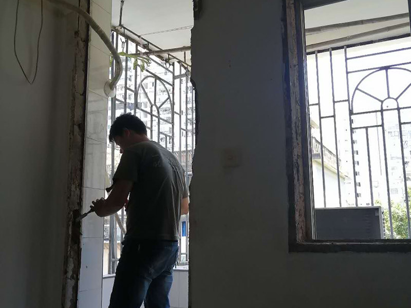 家具門框拆除：尋找門套上螺釘?shù)墓潭ú粍?dòng)部位;次之應(yīng)用螺絲起子，將每一個(gè)螺釘都逐一的扭開;再度把門門框跟門線拆除;最終就可以把門套卸下來了，為防止毀壞墻面，可以用鋸子把門套板鋸成一小塊，再用錘頭漸漸地取出來就可以。如果是全套的，那拆起來非常容易還可以再用(用發(fā)泡膠添充的)，如果是內(nèi)搭的后再用膠沾的，那門套就沒有什么用了。無論怎么拆，門套線的用途并不大。 第一，先取下門的螺絲釘；先找到螺絲釘?shù)墓潭ㄎ恢萌缓笥寐萁z刀將螺絲釘逐一取下。 第二，拆除門上的折鐵；拆除門上的折鐵使門扇與門框脫離能夠進(jìn)行自由移動(dòng)。 第三，不使用猛錘亂砸的拆除方法；在進(jìn)行拆除門框的時(shí)候使用專業(yè)的工具耐心進(jìn)行拆除不使用猛錘亂砸的方法。 第四，移除周邊雜物；在拆除門墻的時(shí)候?qū)⒅苓叺碾s物移除盡可能避免外在因素的干擾而造成墻體損失。 第五，注意人員安全；在拆除門墻的時(shí)候注意工作人員的安全避免造成不必要道德?lián)p傷給自己帶來?yè)p失。