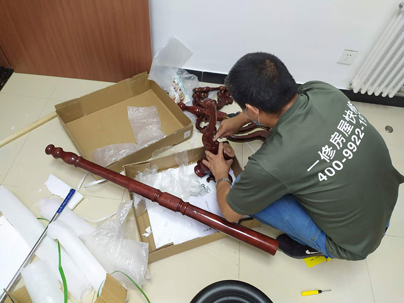 家具安裝維修：安裝時(shí)要注意家中的其它位置的保護(hù)，因?yàn)榧揖咭话阍诩已b過程中是最后進(jìn)場(chǎng)(不裝修的話更要保護(hù)家里的物品)，重點(diǎn)保護(hù)的對(duì)象是：地板(尤其是實(shí)木地板)、門套、門、樓梯、墻紙、壁燈等。 如果是請(qǐng)師傅安裝，要親自跟進(jìn)安裝過程，看是否有安裝過程中的損壞，其實(shí)這一點(diǎn)倒不會(huì)有太多的問題，因?yàn)榘惭b工都是經(jīng)驗(yàn)豐富的，如果他弄壞了您的家具，公司也會(huì)有一定的處罰。如果是自己安裝，一定要注意做好自身安全防護(hù)，地面也要有柔軟的材料防護(hù)，以免造成劃傷，刮花。