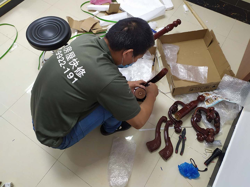 家具安裝維修：安裝時(shí)要注意家中的其它位置的保護(hù)，因?yàn)榧揖咭话阍诩已b過程中是最后進(jìn)場(chǎng)(不裝修的話更要保護(hù)家里的物品)，重點(diǎn)保護(hù)的對(duì)象是：地板(尤其是實(shí)木地板)、門套、門、樓梯、墻紙、壁燈等。 如果是請(qǐng)師傅安裝，要親自跟進(jìn)安裝過程，看是否有安裝過程中的損壞，其實(shí)這一點(diǎn)倒不會(huì)有太多的問題，因?yàn)榘惭b工都是經(jīng)驗(yàn)豐富的，如果他弄壞了您的家具，公司也會(huì)有一定的處罰。如果是自己安裝，一定要注意做好自身安全防護(hù)，地面也要有柔軟的材料防護(hù)，以免造成劃傷，刮花。