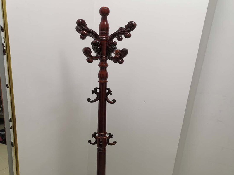 家具安裝維修：安裝時(shí)要注意家中的其它位置的保護(hù)，因?yàn)榧揖咭话阍诩已b過程中是最后進(jìn)場(chǎng)(不裝修的話更要保護(hù)家里的物品)，重點(diǎn)保護(hù)的對(duì)象是：地板(尤其是實(shí)木地板)、門套、門、樓梯、墻紙、壁燈等。 如果是請(qǐng)師傅安裝，要親自跟進(jìn)安裝過程，看是否有安裝過程中的損壞，其實(shí)這一點(diǎn)倒不會(huì)有太多的問題，因?yàn)榘惭b工都是經(jīng)驗(yàn)豐富的，如果他弄壞了您的家具，公司也會(huì)有一定的處罰。如果是自己安裝，一定要注意做好自身安全防護(hù)，地面也要有柔軟的材料防護(hù)，以免造成劃傷，刮花。