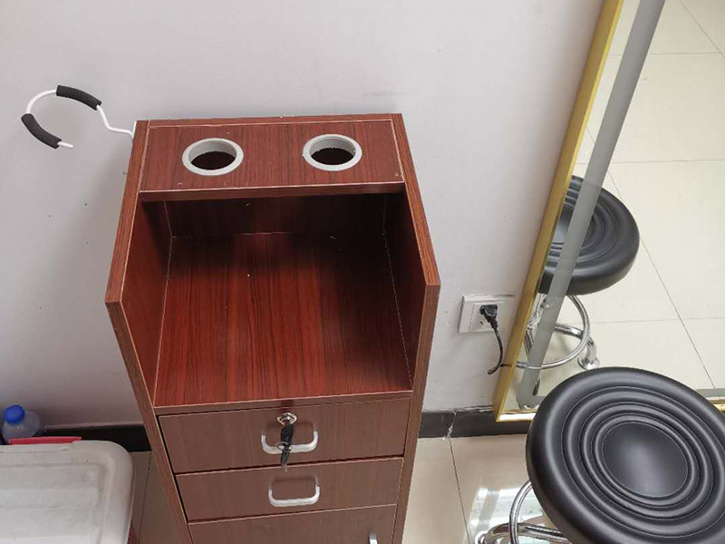 家具安裝維修：安裝時(shí)要注意家中的其它位置的保護(hù)，因?yàn)榧揖咭话阍诩已b過程中是最后進(jìn)場(chǎng)(不裝修的話更要保護(hù)家里的物品)，重點(diǎn)保護(hù)的對(duì)象是：地板(尤其是實(shí)木地板)、門套、門、樓梯、墻紙、壁燈等。 如果是請(qǐng)師傅安裝，要親自跟進(jìn)安裝過程，看是否有安裝過程中的損壞，其實(shí)這一點(diǎn)倒不會(huì)有太多的問題，因?yàn)榘惭b工都是經(jīng)驗(yàn)豐富的，如果他弄壞了您的家具，公司也會(huì)有一定的處罰。如果是自己安裝，一定要注意做好自身安全防護(hù)，地面也要有柔軟的材料防護(hù)，以免造成劃傷，刮花。