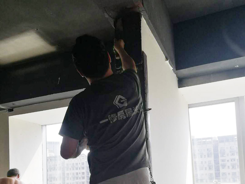 老房子地面找平：基層處理&rarr;找標(biāo)高、彈線&rarr;灑水濕潤&rarr;抹灰餅和標(biāo)筋&rarr;攪拌砂漿&rarr;刷水泥漿結(jié)合層&rarr;鋪水泥砂漿面層&rarr;木抹子搓平&rarr;鐵抹子壓第一遍&rarr;第二遍壓光&rarr;第三遍壓光&rarr;養(yǎng)護(hù) 將基層上的灰塵掃掉，用鋼絲刷和鏨子刷凈、剔掉灰漿皮和灰渣層，用10%的火堿水溶液刷掉基層上的油污，并用清水及時(shí)將堿液沖凈。 根據(jù)墻上的+1000mm水平線，往下量測出面層標(biāo)高，并彈在墻上。 根據(jù)房間內(nèi)四周墻上彈的面層標(biāo)高水平線，確定面層抹灰厚度（不應(yīng)小于20mm）,然后拉水平線開始抹灰餅（5cm*5cm），橫豎間距為1.5&mdash;2.0米，灰餅上平面即為地面面層標(biāo)高。如果房間比較大，還須抹標(biāo)筋。鋪抹灰餅和標(biāo)筋的砂漿材料配合比均與抹地面的砂漿相同。 攪拌砂漿，用攪拌機(jī)進(jìn)行攪拌，顏色必須一致。鋪設(shè)水泥砂漿前，涂刷水泥漿一層（隨刷隨鋪面層砂漿）。 在涂刷完水泥砂漿后，鋪水泥砂漿，并在灰餅之間將砂漿鋪均勻。 木抹子刮平后，迅速用鐵抹子壓第一遍，直到出漿為止。面層砂漿初凝后，用鐵抹子壓第二遍，表面壓平壓光。在水泥砂漿終凝前進(jìn)行第三遍壓光，必須在終凝前完成。 并隨時(shí)用2米靠尺檢查其平整度。 完工后24小時(shí)（地面壓光），鋪鋸末或其他材料覆蓋灑水養(yǎng)護(hù)，保持濕潤，養(yǎng)護(hù)時(shí)間不少于7天，抗壓強(qiáng)度達(dá)5Mpa時(shí)才能上人。