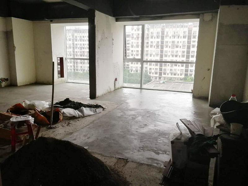 老房子地面找平：基層處理&rarr;找標(biāo)高、彈線&rarr;灑水濕潤&rarr;抹灰餅和標(biāo)筋&rarr;攪拌砂漿&rarr;刷水泥漿結(jié)合層&rarr;鋪水泥砂漿面層&rarr;木抹子搓平&rarr;鐵抹子壓第一遍&rarr;第二遍壓光&rarr;第三遍壓光&rarr;養(yǎng)護(hù) 將基層上的灰塵掃掉，用鋼絲刷和鏨子刷凈、剔掉灰漿皮和灰渣層，用10%的火堿水溶液刷掉基層上的油污，并用清水及時(shí)將堿液沖凈。 根據(jù)墻上的+1000mm水平線，往下量測出面層標(biāo)高，并彈在墻上。 根據(jù)房間內(nèi)四周墻上彈的面層標(biāo)高水平線，確定面層抹灰厚度（不應(yīng)小于20mm）,然后拉水平線開始抹灰餅（5cm*5cm），橫豎間距為1.5&mdash;2.0米，灰餅上平面即為地面面層標(biāo)高。如果房間比較大，還須抹標(biāo)筋。鋪抹灰餅和標(biāo)筋的砂漿材料配合比均與抹地面的砂漿相同。 攪拌砂漿，用攪拌機(jī)進(jìn)行攪拌，顏色必須一致。鋪設(shè)水泥砂漿前，涂刷水泥漿一層（隨刷隨鋪面層砂漿）。 在涂刷完水泥砂漿后，鋪水泥砂漿，并在灰餅之間將砂漿鋪均勻。 木抹子刮平后，迅速用鐵抹子壓第一遍，直到出漿為止。面層砂漿初凝后，用鐵抹子壓第二遍，表面壓平壓光。在水泥砂漿終凝前進(jìn)行第三遍壓光，必須在終凝前完成。 并隨時(shí)用2米靠尺檢查其平整度。 完工后24小時(shí)（地面壓光），鋪鋸末或其他材料覆蓋灑水養(yǎng)護(hù)，保持濕潤，養(yǎng)護(hù)時(shí)間不少于7天，抗壓強(qiáng)度達(dá)5Mpa時(shí)才能上人。