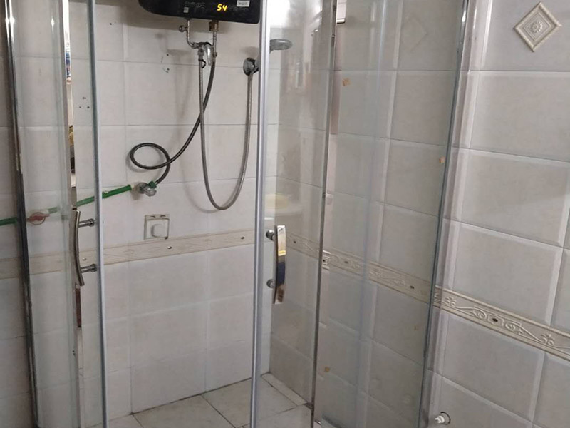 淋浴房定做安裝：1、在安裝前需要進(jìn)行打孔，因此根據(jù)產(chǎn)品安裝實(shí)際尺寸進(jìn)行測(cè)量，看看需要將孔打在什么地方，以及什么高度，通常要求只要方便家人使用就行。等量好尺寸后要進(jìn)行鉅管套絲、抹鉛油、纏麻線等工序，上好彎頭，把短節(jié)絲頭抹鉛油、纏麻，最后裝在管口上。 2、然后將淋浴器和銅進(jìn)水口進(jìn)行對(duì)接，但是在對(duì)接時(shí)一定要用手將螺母擰緊，并將圓盤上的螺絲眼找平，劃出標(biāo)記，然后卸下淋浴器，打直徑40mm、深10mm的孔洞，把鉛皮卷裁入洞內(nèi)頂實(shí)，在打龍過(guò)程中一定要注意，不能打的太淺或者太松。 3、銅進(jìn)水口要注意抹鉛油加墊，以防止生銹氧化，要用木螺絲將淋浴器圓盤和墻面固定好，防止以后使用而出現(xiàn)脫落情況。 4、安裝淋浴器上水時(shí)要將淋浴器吊直，圓盤緊靠墻面，劃出印記，然后打直徑40mm、深10mm的孔洞，裁入鉛皮卷頂實(shí)，螺母地方加墊，用手?jǐn)Q緊，最后圓盤用木螺絲固定在墻上。