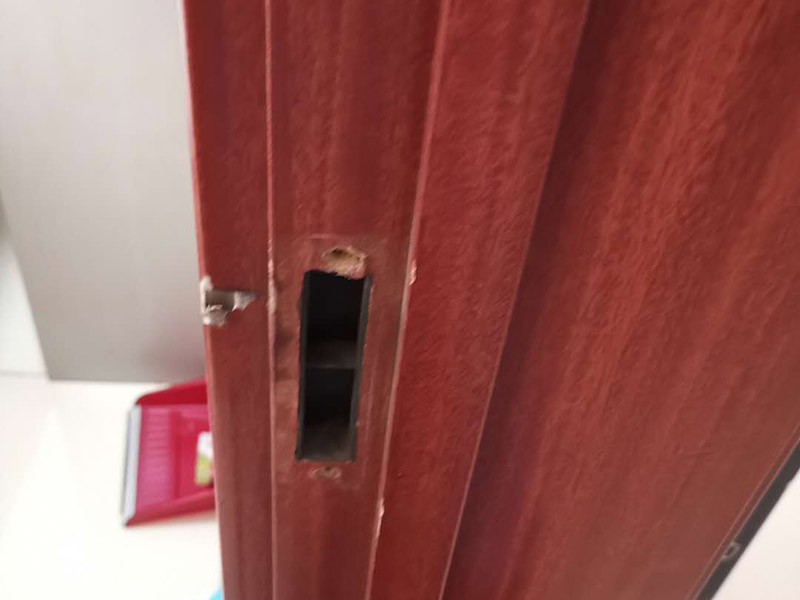 室內(nèi)門鎖更換:首先準(zhǔn)備好門鎖;然后將鎖簧部分插入鎖位;用手錘輕輕敲平;接著將固定鎖簧的美工釘擰緊;插入轉(zhuǎn)動(dòng)連接桿(有卡槽的部分面向自己)套上外把手（注意外把手和內(nèi)把手不要裝反）,將內(nèi)把手與連接桿相連接，記得將螺絲用螺絲刀固定，將鎖芯插入鎖芯孔位，再用螺絲固定。就安裝完成了