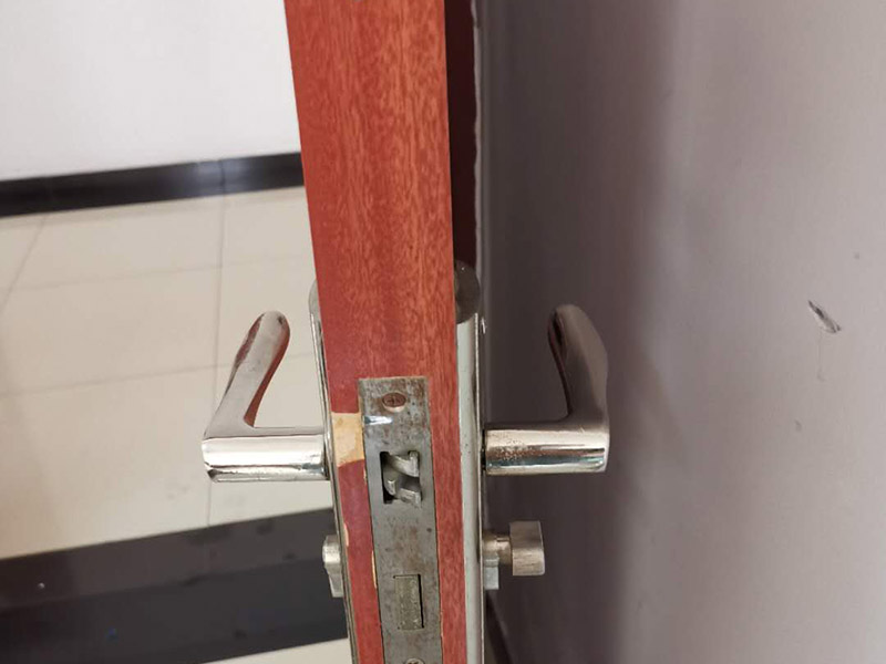 室內(nèi)門鎖更換:首先準(zhǔn)備好門鎖;然后將鎖簧部分插入鎖位;用手錘輕輕敲平;接著將固定鎖簧的美工釘擰緊;插入轉(zhuǎn)動(dòng)連接桿(有卡槽的部分面向自己)套上外把手（注意外把手和內(nèi)把手不要裝反）,將內(nèi)把手與連接桿相連接，記得將螺絲用螺絲刀固定，將鎖芯插入鎖芯孔位，再用螺絲固定。就安裝完成了