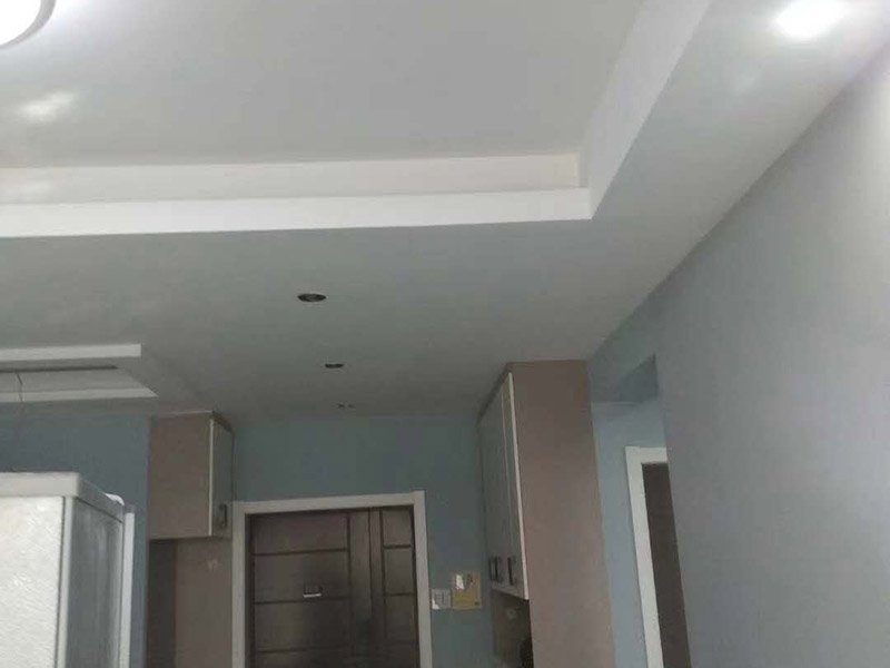 墻面乳膠漆翻新：1、使用吸塵器進(jìn)行除塵工序，利用吸塵器的毛刷充分摩擦被清潔表面，去除灰塵。 2、對(duì)于局部污染或是有油漬的地方，需要使用聚氨酯稀釋劑來清洗。 3、局部有霉藻的部位，需要使用防霉溶液清洗，晾干或噴濕后鏟除。 4、對(duì)于已經(jīng)剝落或是破損的地方，先將破損部位松動(dòng)的部分打磨掉，清理干凈，再使用柔性膩?zhàn)舆M(jìn)行修補(bǔ)。待表面修補(bǔ)平整后，再涂裝底漆。 5、先將破損、松動(dòng)的部分清理干凈，使用柔性膩?zhàn)舆M(jìn)行修補(bǔ)，表面修補(bǔ)平整后涂裝805膠水。 6、在涂刷膠水的基層上滿刮膩?zhàn)痈唷?7、涂刷底漆，要均勻涂刷一遍，要求無露底、流墜現(xiàn)象。 8、 涂刷面漆， 均勻涂刷兩遍，待靠前遍干燥后涂刷第二遍，要求無露底、流墜。