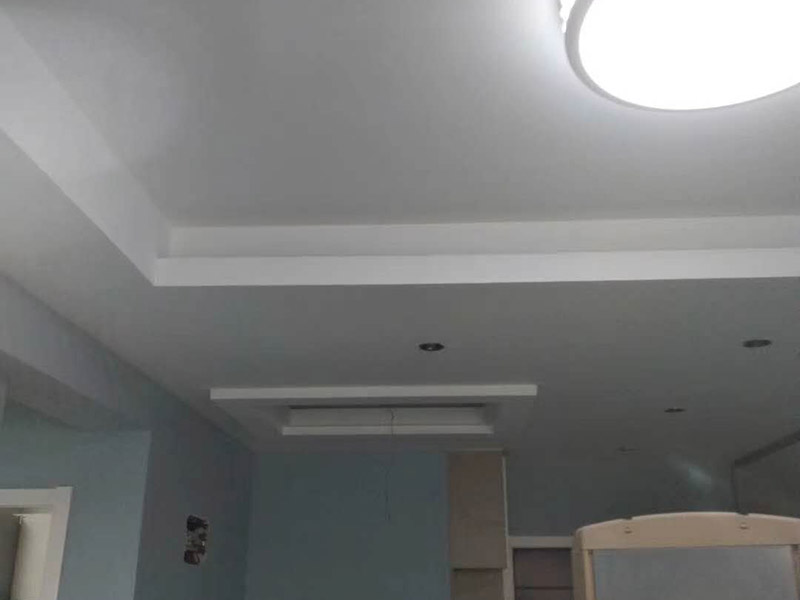 墻面乳膠漆翻新：1、使用吸塵器進(jìn)行除塵工序，利用吸塵器的毛刷充分摩擦被清潔表面，去除灰塵。 2、對(duì)于局部污染或是有油漬的地方，需要使用聚氨酯稀釋劑來清洗。 3、局部有霉藻的部位，需要使用防霉溶液清洗，晾干或噴濕后鏟除。 4、對(duì)于已經(jīng)剝落或是破損的地方，先將破損部位松動(dòng)的部分打磨掉，清理干凈，再使用柔性膩?zhàn)舆M(jìn)行修補(bǔ)。待表面修補(bǔ)平整后，再涂裝底漆。 5、先將破損、松動(dòng)的部分清理干凈，使用柔性膩?zhàn)舆M(jìn)行修補(bǔ)，表面修補(bǔ)平整后涂裝805膠水。 6、在涂刷膠水的基層上滿刮膩?zhàn)痈唷?7、涂刷底漆，要均勻涂刷一遍，要求無露底、流墜現(xiàn)象。 8、 涂刷面漆， 均勻涂刷兩遍，待靠前遍干燥后涂刷第二遍，要求無露底、流墜。