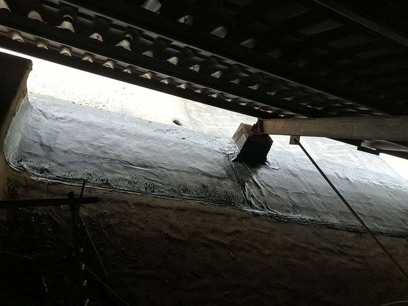 屋頂防水維修:首先我們需要對屋頂進(jìn)行檢查，查找漏水的原因的由管道，防水層，還是接縫裂縫引起的。找到屋頂漏水的原因了才好對應(yīng)方法進(jìn)行修補。 如果屋頂以前沒有做過防水，是新的水泥樓頂，那最好全面的做一次整體防水。選擇質(zhì)量較好的聚酯防水涂料或者聚酯防水卷材。如果以前做過防水，且時間較久，那么可能防水層已經(jīng)基本失去作用了，只能重新再做一遍。 先清理基面、找平層至混凝土結(jié)構(gòu)層（注意事項一定要打到原混凝土結(jié)構(gòu)層）。用吹風(fēng)機、掃把清理雜物，基面充分濕潤。然后填平裂縫、封閉裂縫、并且用砂漿找平。 接下來就是用聚酯防水涂刷，涂覆要盡量均勻，不能局部沉積，各層之間的時間間隔以前一層涂膜干固不粘手為準(zhǔn)?；嬉笃秸?、牢固、干凈、無明水、無滲漏、凹凸不平及裂縫處須 先找平，陰陽角應(yīng)做成圓弧角，注意不要有空鼓的現(xiàn)象。