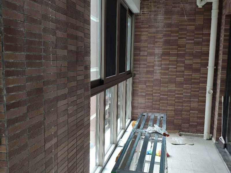 陽臺(tái)瓷磚刷漆維修：瓷磚的表面是釉質(zhì)的，比較光滑，在上面刷油漆后，容易起皮脫落，會(huì)適得其反，建議不要在上面刷油漆。 如果一定要用，乳膠漆和丙烯顏料很值得一試，只是據(jù)說這兩種材料在瓷磚上粉刷時(shí)比較難以均勻上色，同時(shí)，這兩種材料在長時(shí)間后，也會(huì)脫落。如果經(jīng)濟(jì)允許，丙烯顏料比乳膠漆的色彩選擇更豐富，呈現(xiàn)的色彩效果也更好。