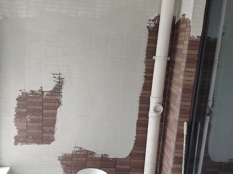 陽臺(tái)瓷磚刷漆維修：瓷磚的表面是釉質(zhì)的，比較光滑，在上面刷油漆后，容易起皮脫落，會(huì)適得其反，建議不要在上面刷油漆。 如果一定要用，乳膠漆和丙烯顏料很值得一試，只是據(jù)說這兩種材料在瓷磚上粉刷時(shí)比較難以均勻上色，同時(shí)，這兩種材料在長時(shí)間后，也會(huì)脫落。如果經(jīng)濟(jì)允許，丙烯顏料比乳膠漆的色彩選擇更豐富，呈現(xiàn)的色彩效果也更好。