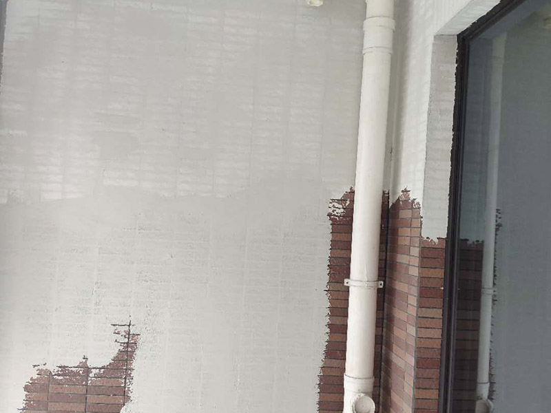 陽臺(tái)瓷磚刷漆維修：瓷磚的表面是釉質(zhì)的，比較光滑，在上面刷油漆后，容易起皮脫落，會(huì)適得其反，建議不要在上面刷油漆。 如果一定要用，乳膠漆和丙烯顏料很值得一試，只是據(jù)說這兩種材料在瓷磚上粉刷時(shí)比較難以均勻上色，同時(shí)，這兩種材料在長時(shí)間后，也會(huì)脫落。如果經(jīng)濟(jì)允許，丙烯顏料比乳膠漆的色彩選擇更豐富，呈現(xiàn)的色彩效果也更好。