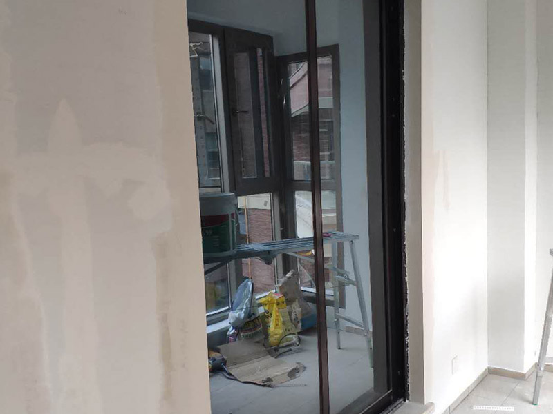 陽臺(tái)瓷磚刷漆維修：瓷磚的表面是釉質(zhì)的，比較光滑，在上面刷油漆后，容易起皮脫落，會(huì)適得其反，建議不要在上面刷油漆。 如果一定要用，乳膠漆和丙烯顏料很值得一試，只是據(jù)說這兩種材料在瓷磚上粉刷時(shí)比較難以均勻上色，同時(shí)，這兩種材料在長時(shí)間后，也會(huì)脫落。如果經(jīng)濟(jì)允許，丙烯顏料比乳膠漆的色彩選擇更豐富，呈現(xiàn)的色彩效果也更好。