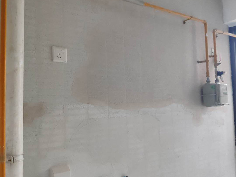 陽臺(tái)瓷磚刷漆維修：瓷磚的表面是釉質(zhì)的，比較光滑，在上面刷油漆后，容易起皮脫落，會(huì)適得其反，建議不要在上面刷油漆。 如果一定要用，乳膠漆和丙烯顏料很值得一試，只是據(jù)說這兩種材料在瓷磚上粉刷時(shí)比較難以均勻上色，同時(shí)，這兩種材料在長時(shí)間后，也會(huì)脫落。如果經(jīng)濟(jì)允許，丙烯顏料比乳膠漆的色彩選擇更豐富，呈現(xiàn)的色彩效果也更好。