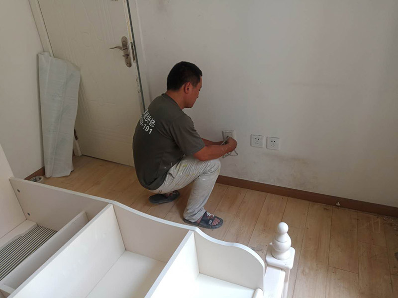 地板家具保護(hù)：成品保護(hù)的目的 為加快先進(jìn)技術(shù)與現(xiàn)代管理方法和手段在項(xiàng)目的運(yùn)用，努力降低成本，提高工程質(zhì)量，確保全面實(shí)現(xiàn)對(duì)業(yè)主的承諾。施工現(xiàn)場(chǎng)隨著施工進(jìn)行，成品保護(hù)工作顯得尤為重要，做好成品保護(hù)工作，是在施工過(guò)程中要對(duì)已完工分項(xiàng)進(jìn)行保護(hù)，否則一旦造成損壞，將會(huì)增加修復(fù)工作，帶來(lái)工、料浪費(fèi)、工期拖延及經(jīng)濟(jì)損失。