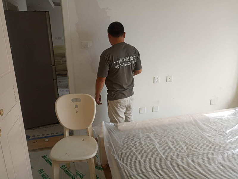 地板家具保護(hù)：成品保護(hù)的目的 為加快先進(jìn)技術(shù)與現(xiàn)代管理方法和手段在項(xiàng)目的運(yùn)用，努力降低成本，提高工程質(zhì)量，確保全面實(shí)現(xiàn)對(duì)業(yè)主的承諾。施工現(xiàn)場(chǎng)隨著施工進(jìn)行，成品保護(hù)工作顯得尤為重要，做好成品保護(hù)工作，是在施工過(guò)程中要對(duì)已完工分項(xiàng)進(jìn)行保護(hù)，否則一旦造成損壞，將會(huì)增加修復(fù)工作，帶來(lái)工、料浪費(fèi)、工期拖延及經(jīng)濟(jì)損失。