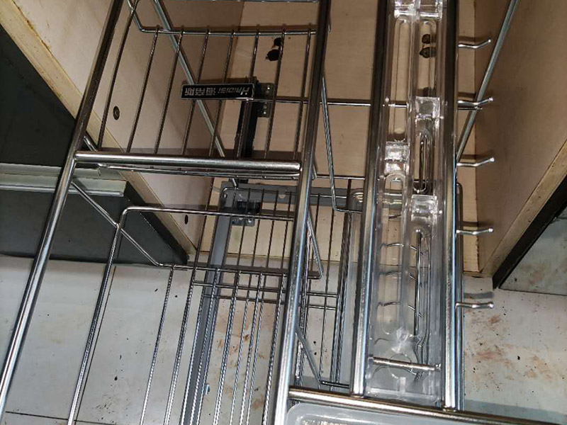 家具生銹翻新:如果是一些比較小的鐵質(zhì)品生銹，可以將白醋到到碗里面，然后把生銹的物品放入白醋里面浸泡一個小時左右，拿出來抹布擦掉表面的銹跡層。如果生銹鐵制品太大不好浸泡，可以用醋打濕它之后，等上幾十分鐘，讓上面的醋在鐵制品上凝固之后，將抹布浸泡到醋里面，充分打濕之后擦拭物品。因為凝固后的醋已經(jīng)黏附在了鐵制品上面，所以我們用抹布擦拭的時候也會將鐵銹帶走。 使用小蘇打和水的混合物，用大量的小蘇打粉和清水一起混合，必須讓混合物濃稠，之后涂抹在生銹的物質(zhì)上。讓它形成塊狀之后敲掉上面的混合物，再進行洗刷。先用牙刷之類的把殘留的小蘇打粉刷掉之后，用水清洗。