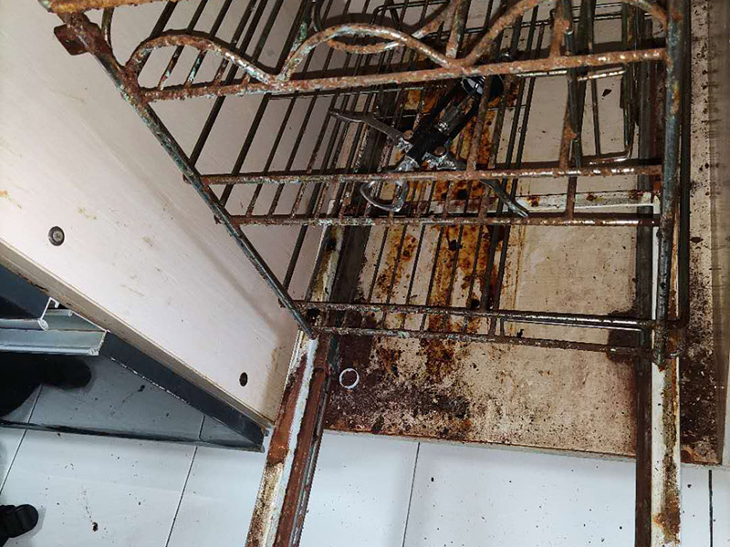 家具生銹翻新:如果是一些比較小的鐵質(zhì)品生銹，可以將白醋到到碗里面，然后把生銹的物品放入白醋里面浸泡一個小時左右，拿出來抹布擦掉表面的銹跡層。如果生銹鐵制品太大不好浸泡，可以用醋打濕它之后，等上幾十分鐘，讓上面的醋在鐵制品上凝固之后，將抹布浸泡到醋里面，充分打濕之后擦拭物品。因為凝固后的醋已經(jīng)黏附在了鐵制品上面，所以我們用抹布擦拭的時候也會將鐵銹帶走。 使用小蘇打和水的混合物，用大量的小蘇打粉和清水一起混合，必須讓混合物濃稠，之后涂抹在生銹的物質(zhì)上。讓它形成塊狀之后敲掉上面的混合物，再進行洗刷。先用牙刷之類的把殘留的小蘇打粉刷掉之后，用水清洗。