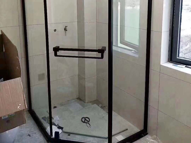 淋浴房安裝維修：組合好底盆零件，調節(jié)底盆水平，確保盆內、盆底無積水。軟管可隨距離遠近伸縮，將盆底與地漏連接牢固。淋浴房底盆裝好后需要進行試水檢驗，以確保下水暢通無阻。在淋浴房本體安裝前也要對已裝好的底盆進行及時保護。明確衛(wèi)生間水管排布情況，防止打孔時打爆隱蔽管線。用鉛筆、水平尺確定靠墻鋁材的鉆孔位，用沖擊鉆打孔。在鉆孔處敲入膠粒，用螺絲將鋁條鎖于墻壁。注意需一邊安裝一邊不斷進行調整，以保持鋁材的垂直度。將淋浴房玻璃夾緊鎖于底盆鉆孔處，平玻璃或彎玻璃底部落入玻璃夾槽內，緩緩推入貼墻鋁材。再用螺絲固定。